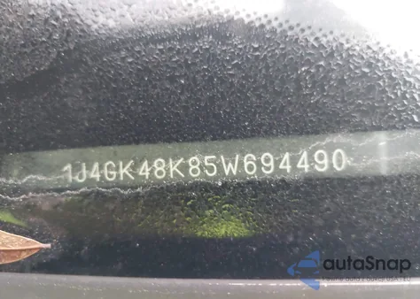 2005 Jeep Liberty Sport z USA, uszkodzony, nr VIN 1J4GK48K85W694490